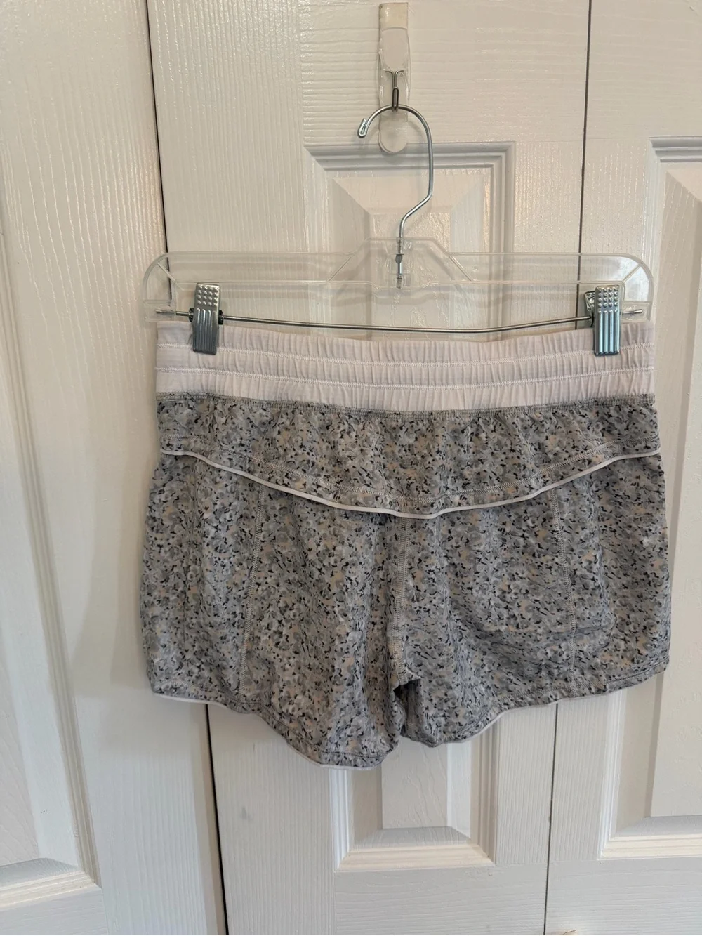 Lululemon Free Reign Short Petite Fleur Silver Spoon / White Size 6